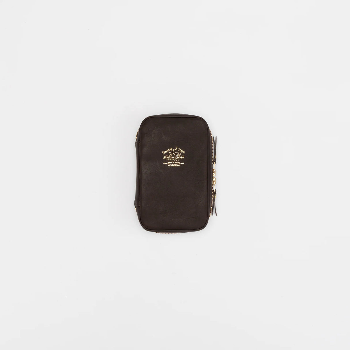 We crafted this leather case for those who love to write —for people who value the quiet moments spent with pen and paper.

Open it up, and on the right side, every surface that touches your precious pens is lined with soft suede, gently protecting them from scratches.&nbsp;On the left, two rows of pockets hold your memo pads, casual pens, or other writing companions, keeping everything neatly in place and ready whenever inspiration strikes.

Size: W13×H20×D4.5cm
About the Leather – Japanese Glove Leather

