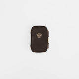 We crafted this leather case for those who love to write —for people who value the quiet moments spent with pen and paper.

Open it up, and on the right side, every surface that touches your precious pens is lined with soft suede, gently protecting them from scratches.&nbsp;On the left, two rows of pockets hold your memo pads, casual pens, or other writing companions, keeping everything neatly in place and ready whenever inspiration strikes.

Size: W13×H20×D4.5cm
About the Leather – Japanese Glove Leather

