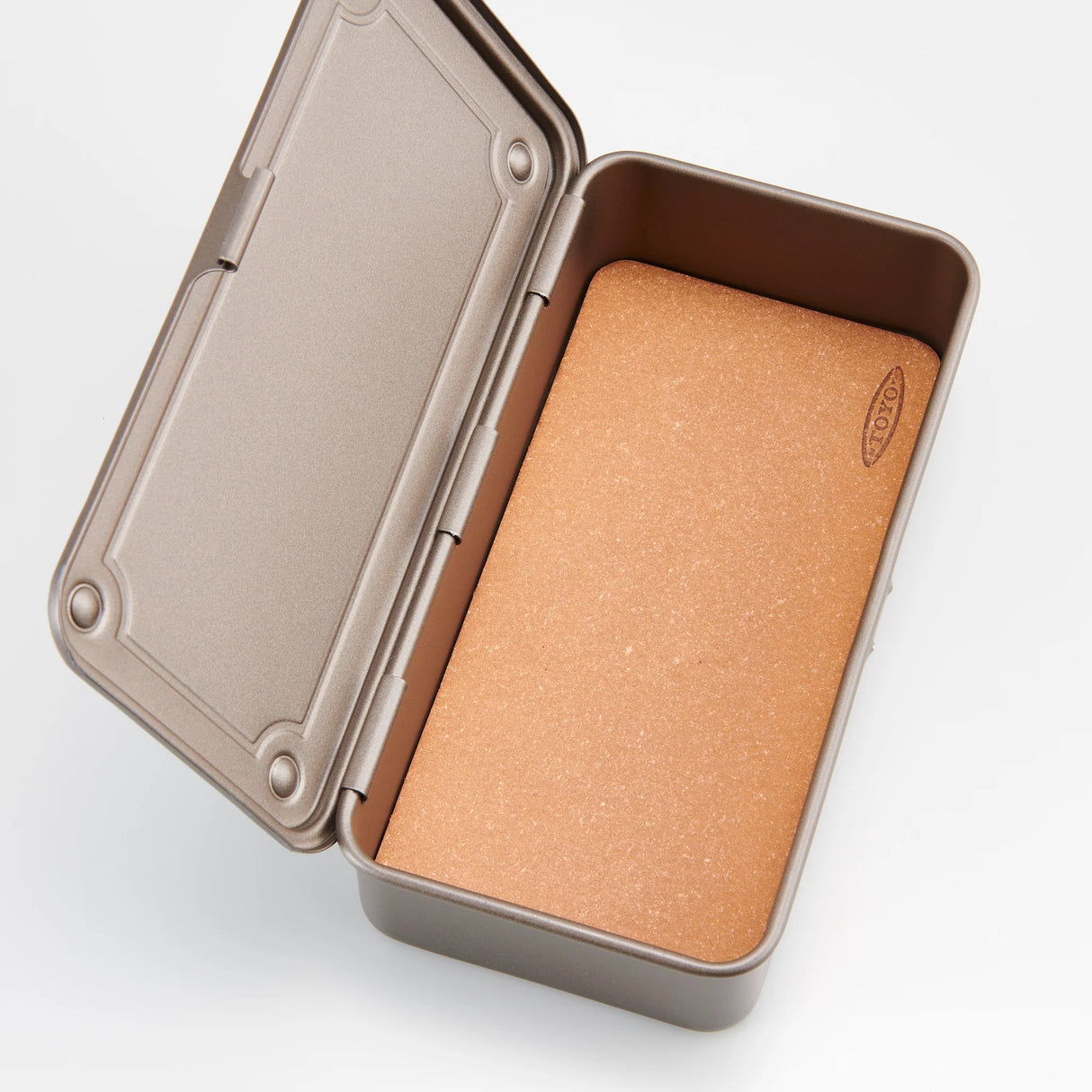 This is a Insole sheet specifically for toolboxes, made from bonded leather by the renowned German company Salamander.

Bonded leather is an environmentally friendly material made by processing leather scraps into fibers, which are then mixed with resin and reprocessed into sheets. It retains the natural texture, durability, and moisture absorption of genuine leather, while also allowing you to enjoy the color changes and patina that develop over time. Due to the characteristics of bonded leather, there may