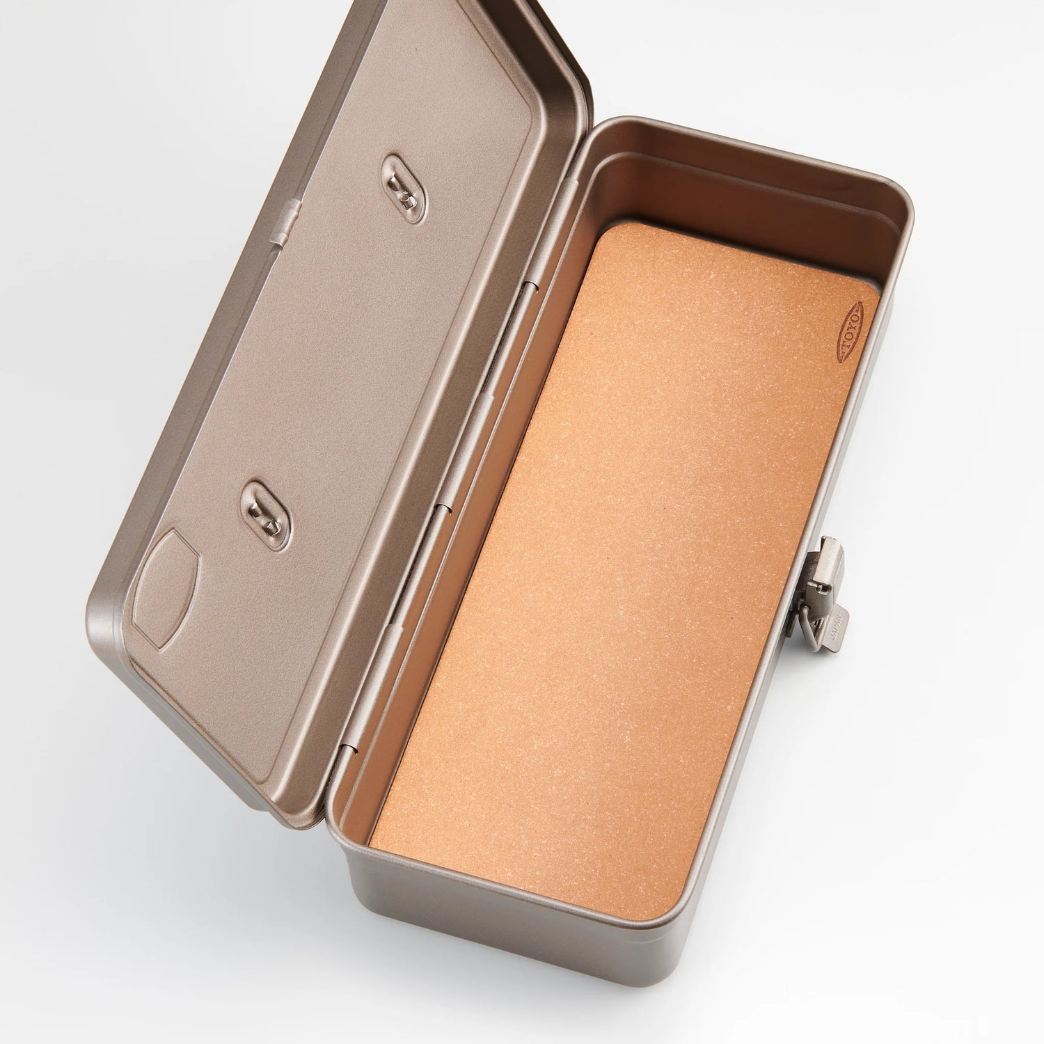 This is a Insole sheet specifically for toolboxes, made from bonded leather by the renowned German company Salamander.

Bonded leather is an environmentally friendly material made by processing leather scraps into fibers, which are then mixed with resin and reprocessed into sheets. It retains the natural texture, durability, and moisture absorption of genuine leather, while also allowing you to enjoy the color changes and patina that develop over time. Due to the characteristics of bonded leather, there may
