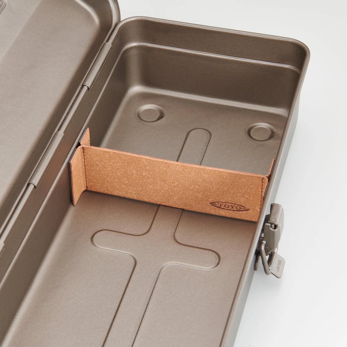 This is a Magnetic Partition Parts specifically for toolboxes, made from bonded leather by the renowned German company Salamander. Open the magnetic parts attached to both ends and attach them to the toolbox.&nbsp;


These bonded leather items offer a distinct look and texture different from sponge-made products, presenting a beautiful piece. Designed and manufactured meticulously for customers who use our toolboxes, from the product itself to the packaging.