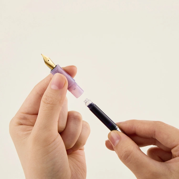 The Wearingeul Converter Set includes three converters with silicone caps, allowing you to use them in your fountain pen or conveniently store ink.&nbsp;

The silicone cap securely seals the converter opening effectively preventing ink evaporation and contamination.&nbsp;

Prefill and store your preferred inks ahead of time, allowing for quick and hassle-free ink swaps whenever you want.&nbsp;

Compatible with Wearingeul fountain pens.&nbsp;

Please Note:&nbsp;

Remove the silicone cap before use. Do not tu