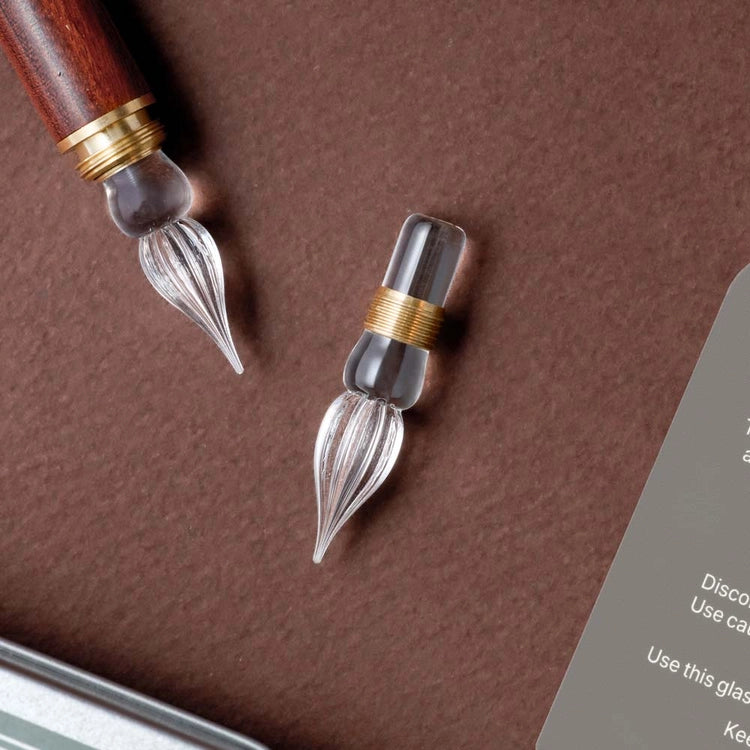 A refill set designed to extend your glass pen's life. This set includes 3 replacement nibs in a metal tin with foam cushion for safe keeping.&nbsp;

The nibs use a screw type mechanism for easy replacement and cleaning.&nbsp;

Compatible with Wearingeul Modular Glass Pen