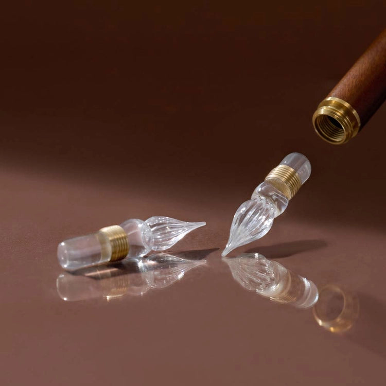 A refill set designed to extend your glass pen's life. This set includes 3 replacement nibs in a metal tin with foam cushion for safe keeping.&nbsp;

The nibs use a screw type mechanism for easy replacement and cleaning.&nbsp;

Compatible with Wearingeul Modular Glass Pen
