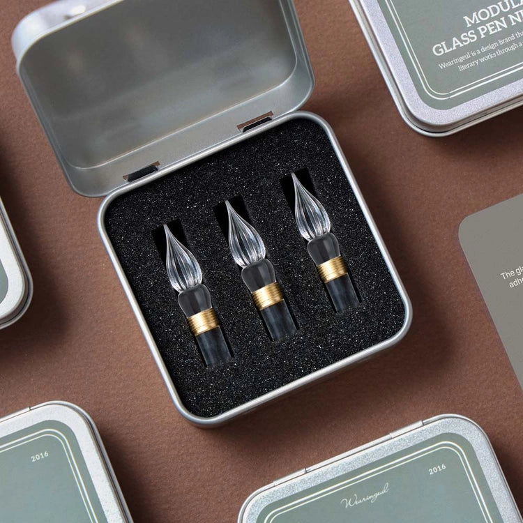 A refill set designed to extend your glass pen's life. This set includes 3 replacement nibs in a metal tin with foam cushion for safe keeping.&nbsp;

The nibs use a screw type mechanism for easy replacement and cleaning.&nbsp;

Compatible with Wearingeul Modular Glass Pen