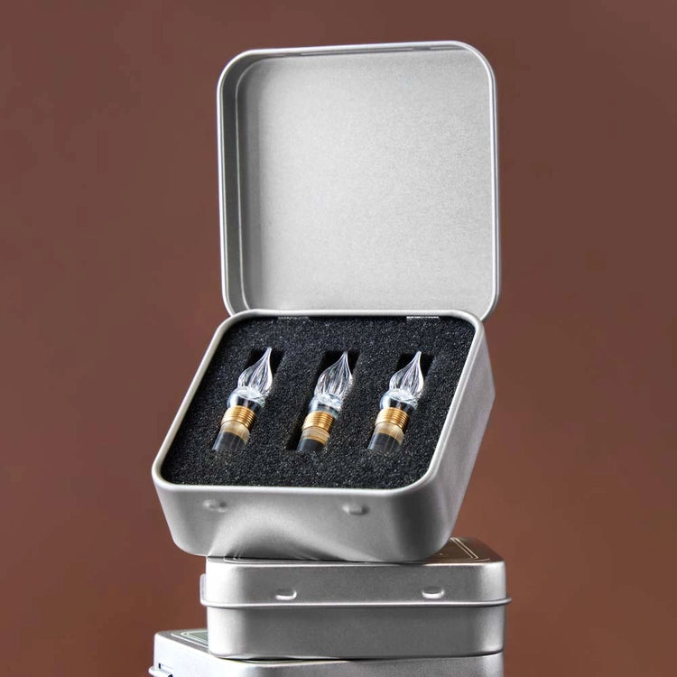 A refill set designed to extend your glass pen's life. This set includes 3 replacement nibs in a metal tin with foam cushion for safe keeping.&nbsp;

The nibs use a screw type mechanism for easy replacement and cleaning.&nbsp;

Compatible with Wearingeul Modular Glass Pen