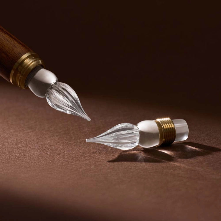 A refill set designed to extend your glass pen's life. This set includes 3 replacement nibs in a metal tin with foam cushion for safe keeping.&nbsp;

The nibs use a screw type mechanism for easy replacement and cleaning.&nbsp;

Compatible with Wearingeul Modular Glass Pen