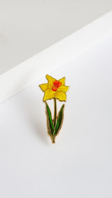 Pin de esmalte de narciso amarillo