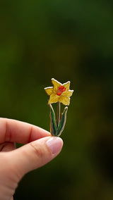 Pin de esmalte de narciso amarillo