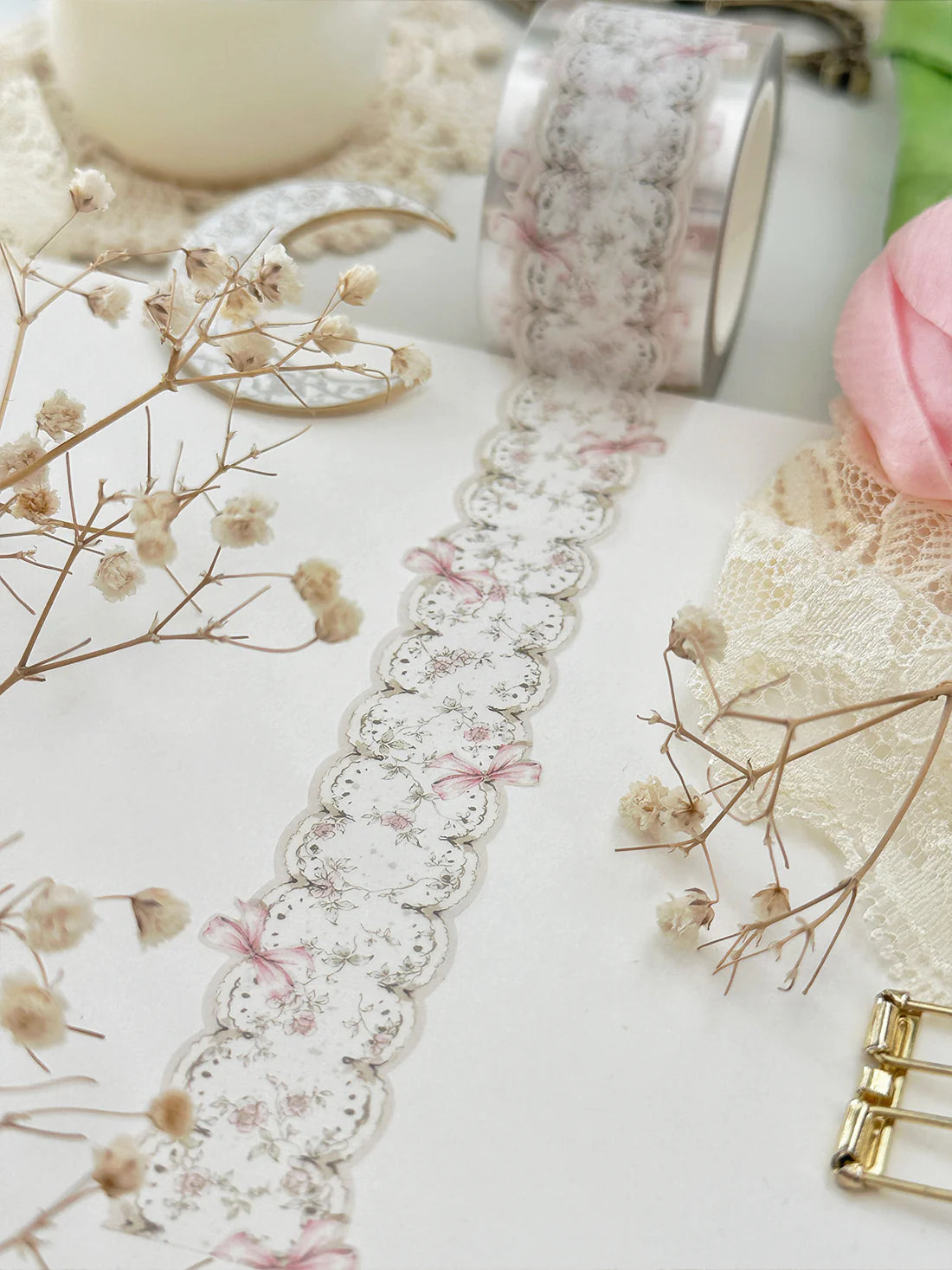 ♡ bows & lace die cut washi tape

♡ 27mm wide - die cut washi is very delicate, careful when unraveling!

♡ all washi is 10m long