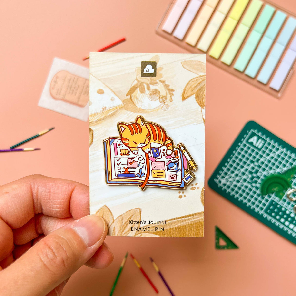 Pin de esmalte del diario del gatito