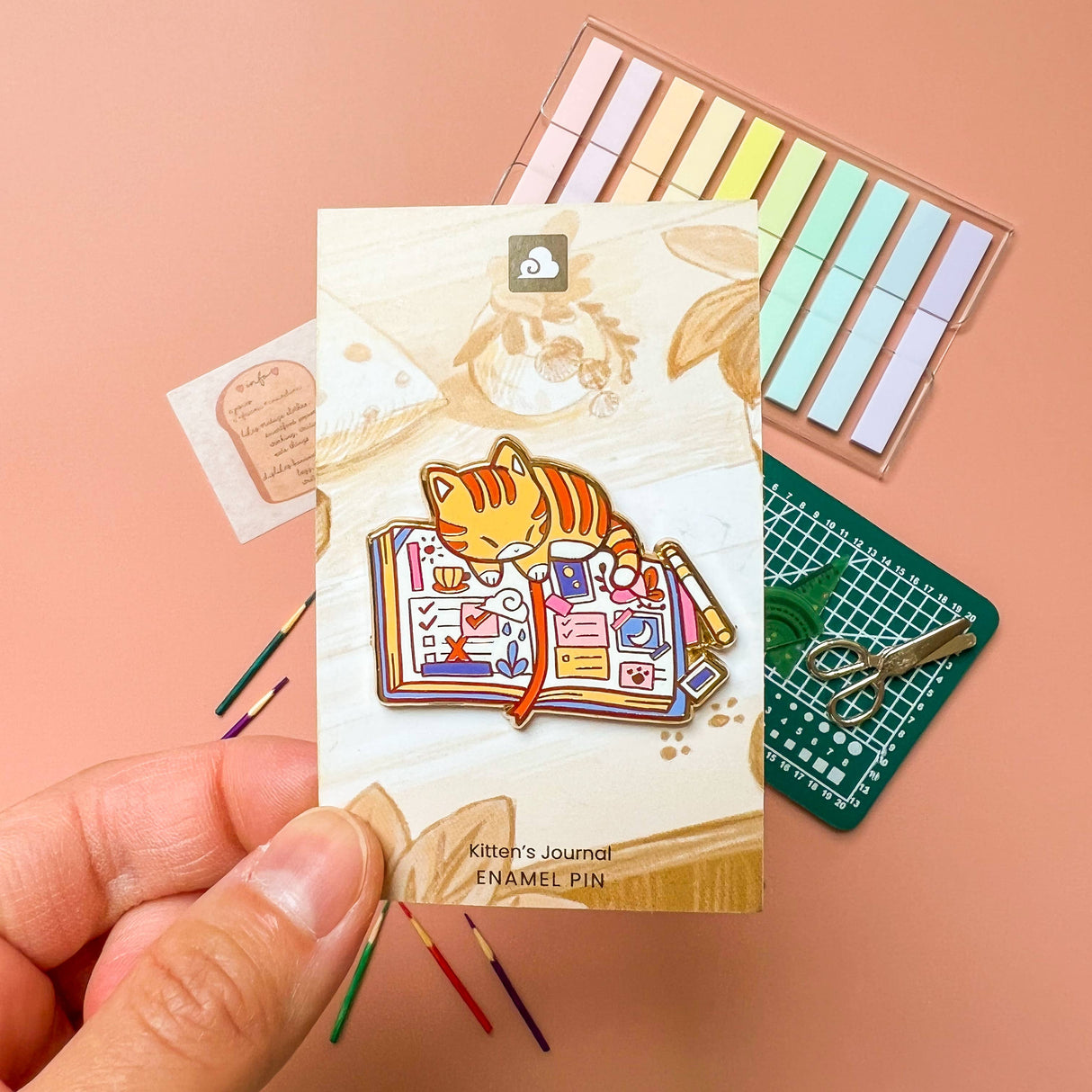 Pin de esmalte del diario del gatito