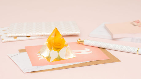 50 % DE DESCUENTO - Peso de papel en forma de cubo y pirámide para moldes de resina de vertido de color, paquete de 2 